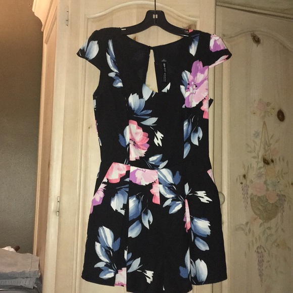 Design Lab Lord & Taylor Other - Open back romper with pockets